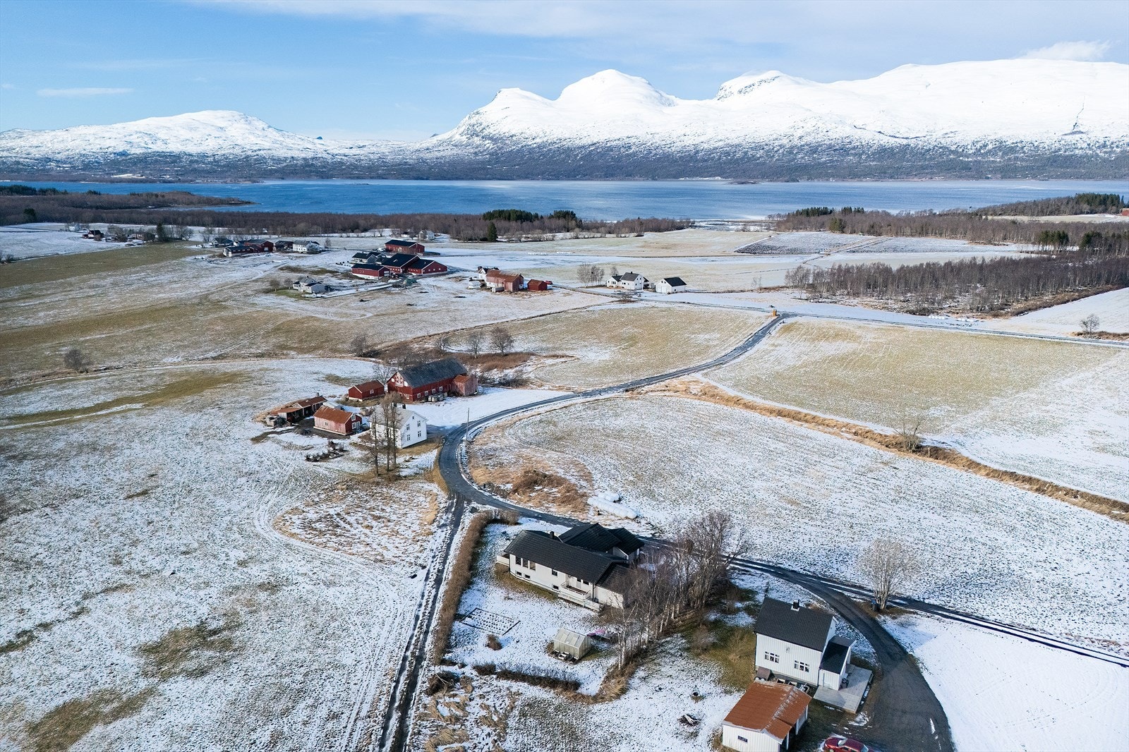 Eiendommen ligger ca. 4,9 km fra Valnesfjord sentrum, hvor du finner blant annet matbutikk, Feel24, Søstrene Suse, legekontor og Vilje Frisør. Skole og barnehage er på Løkås like ved Straumsnes, ca. 4,3 km. Stemland Gårdsbarnehage, 1,9 km. Galleribilde