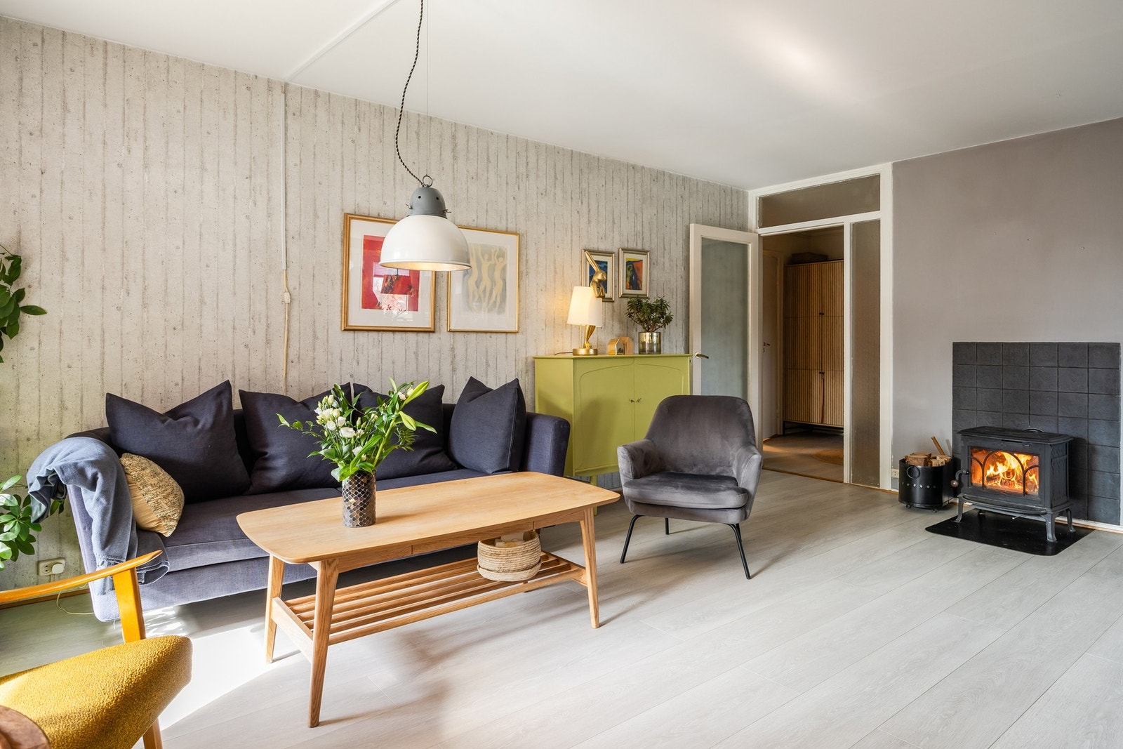 Leiligheten har god plass til sofagruppe og spisebord. Galleribilde