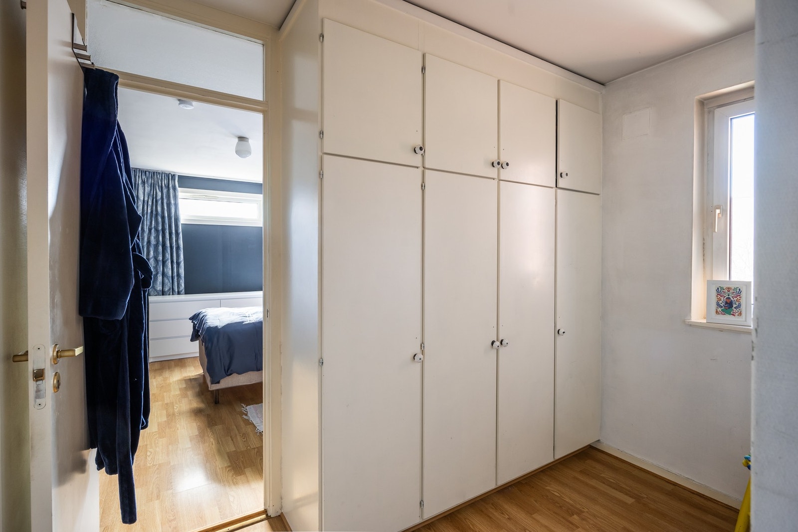 Hoved soverommet er tilknyttet til et garderobe rom på ca 6 kvm med god skapplass. Galleribilde