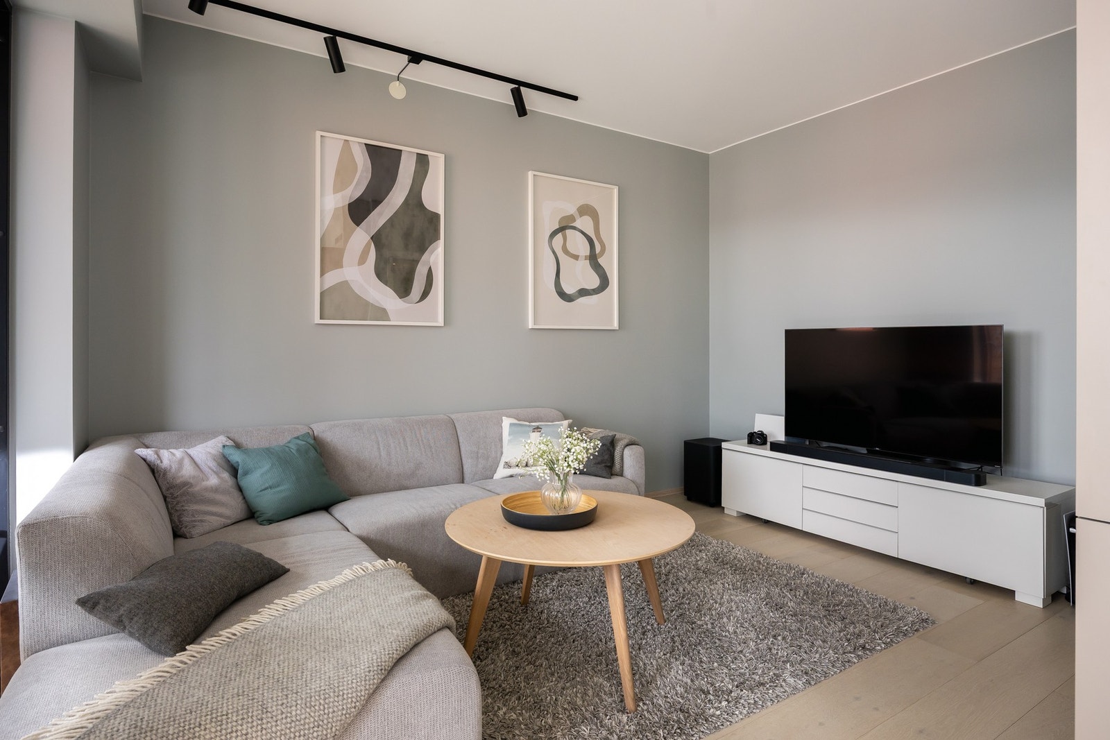 Leiligheten har oppvarming ved fjernvarme og vannbåren varme, inkl. i felleskostnader. Galleribilde