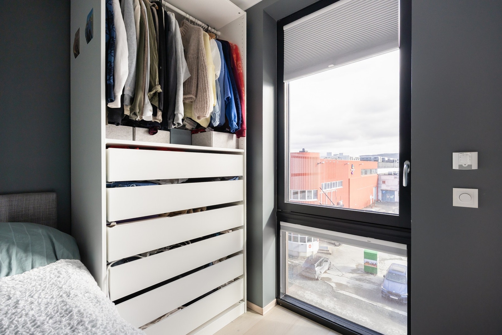 Soverommet nyter godt av store vindusflater. Galleribilde