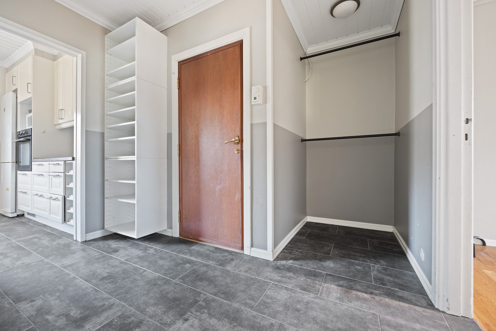 Entré med garderobe. Galleribilde