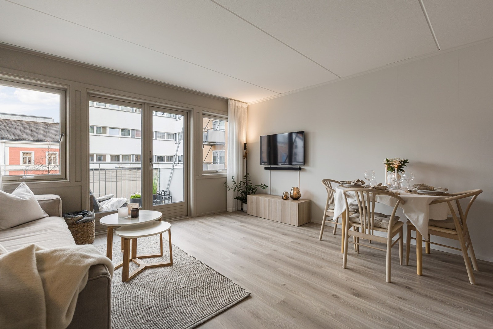 Store vindusflater slipper inn rikelig med naturlig lys og skaper en luftig atmosfære. Galleribilde