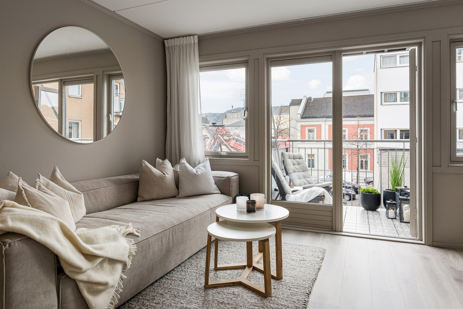 Veggene er malt i en behagelig beige farge, mens gulvet har pent laminat. Galleribilde