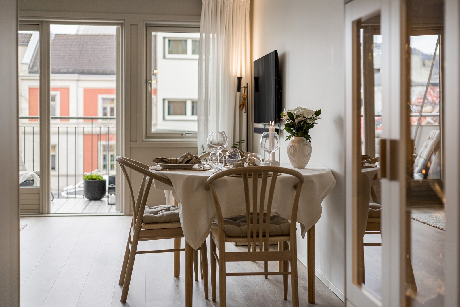 Her er det plass til både spisebord og sofagruppe, og ved behov også et større langbord. Galleribilde
