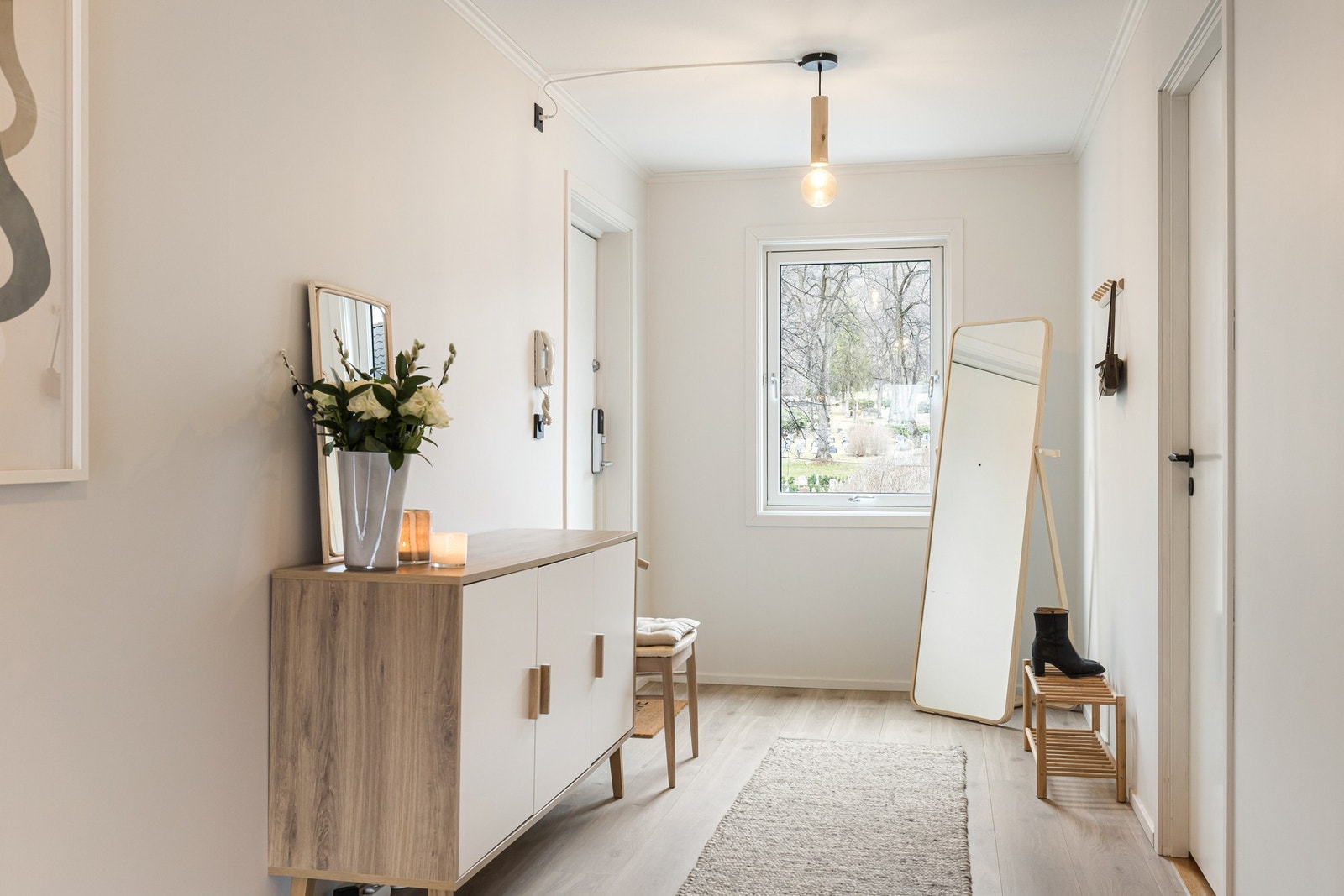 Ved inngang møtes man av en lys og innbydende entré med vegger malt i lyse beige/hvite toner og pent laminatgulv. Galleribilde
