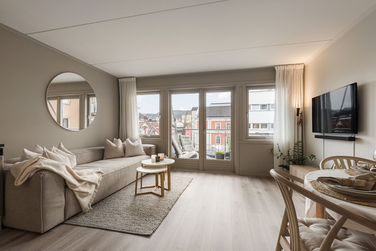 Leiligheten ligger i byggets 2. etasje med heis, og har en god planløsning bestående av entré, bad, soverom, bod og stue med åpen kjøkkenløsning. Galleribilde