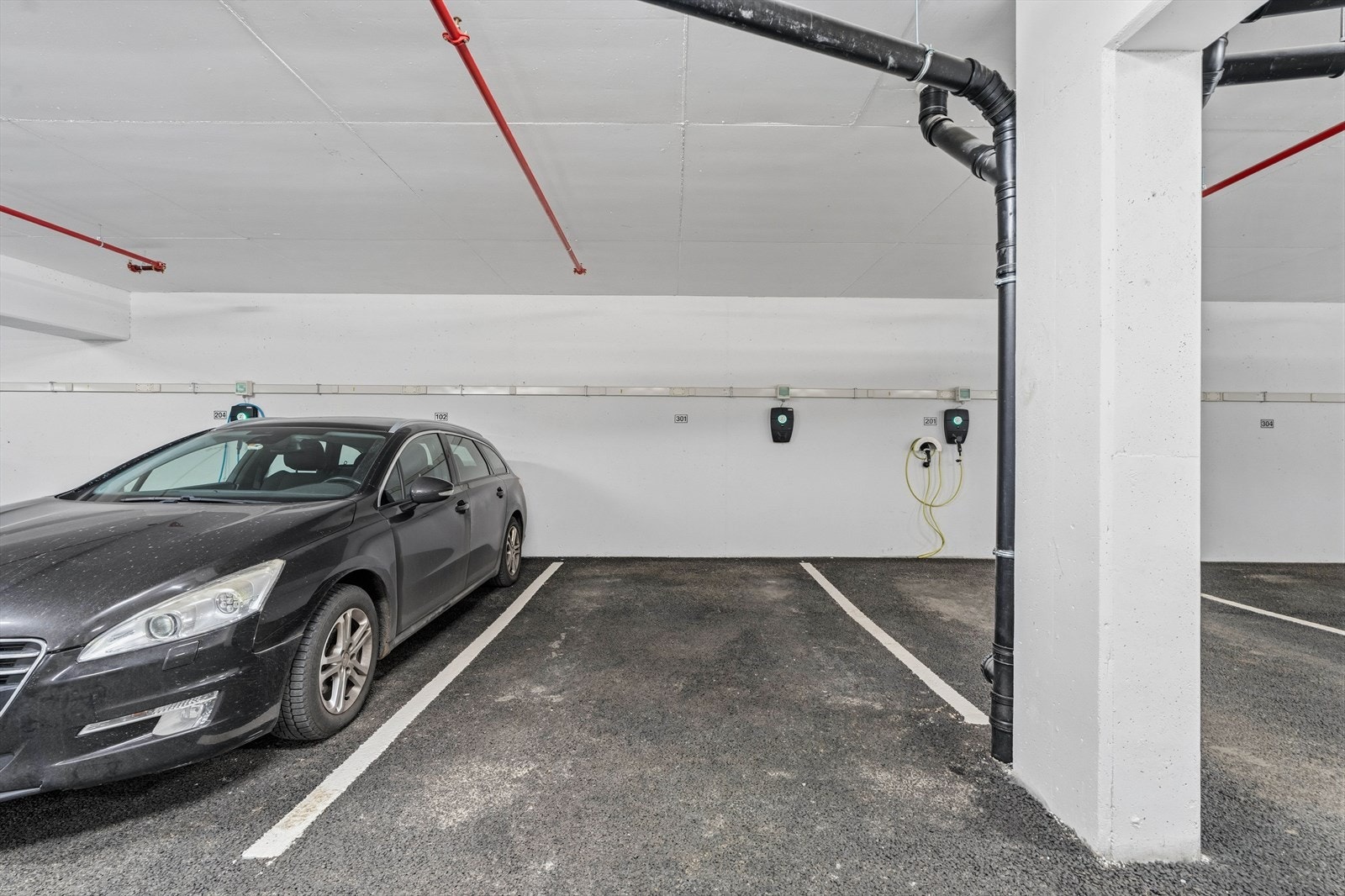 Fast parkeringsplass med lader Galleribilde