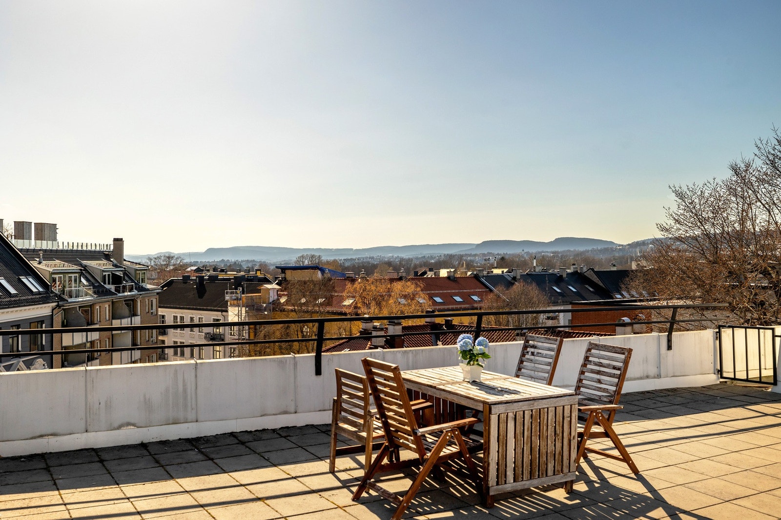 Leiligheten har tilgang til sameiets felles takterrasse, et perfekt sted å trekke seg tilbake og nyte utsikten over byens tak, samt gode solforhold. På sommerstid er takterrassen utstyrt med utemøbler Galleribilde