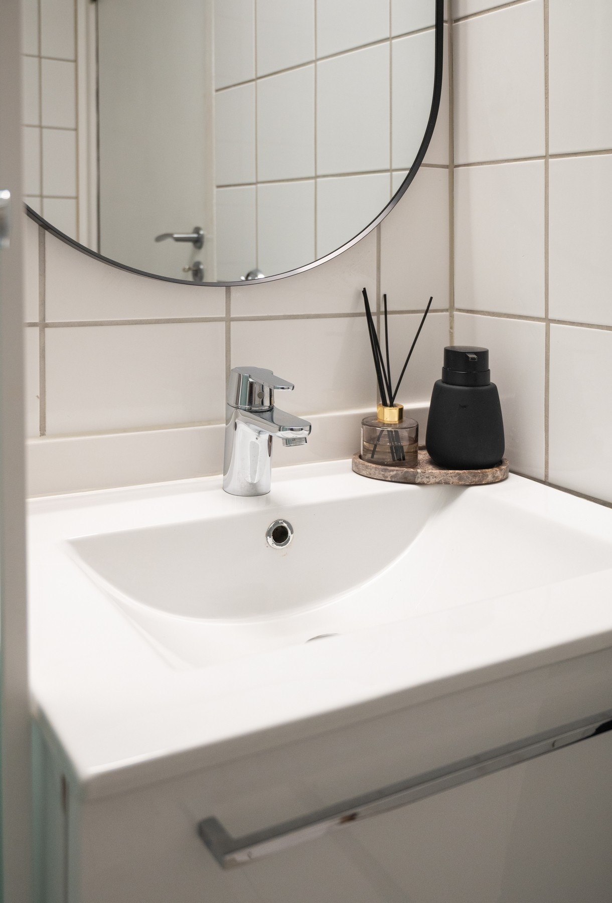Badet har videre dusjkabinett og toalett fra 2022. Det er montert skap over toalett til ekstra oppbevaring Galleribilde