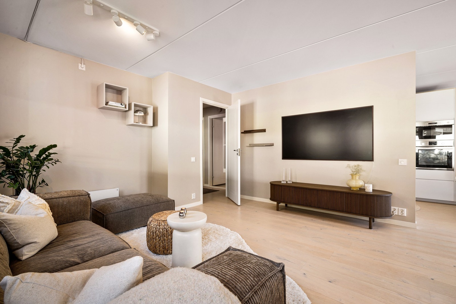 Det er god plass til tv og tv-møbel. Galleribilde