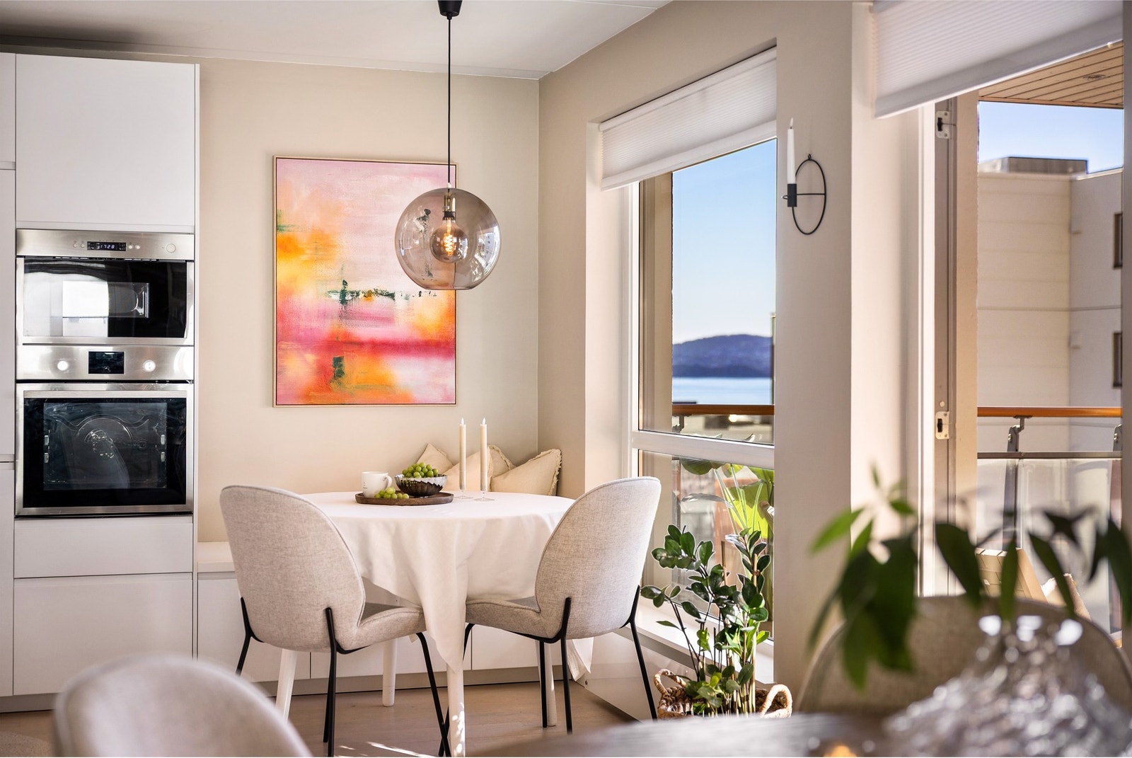 Fra leiligheten er det fin sjøutsikt både fra stuen og altanen. Galleribilde