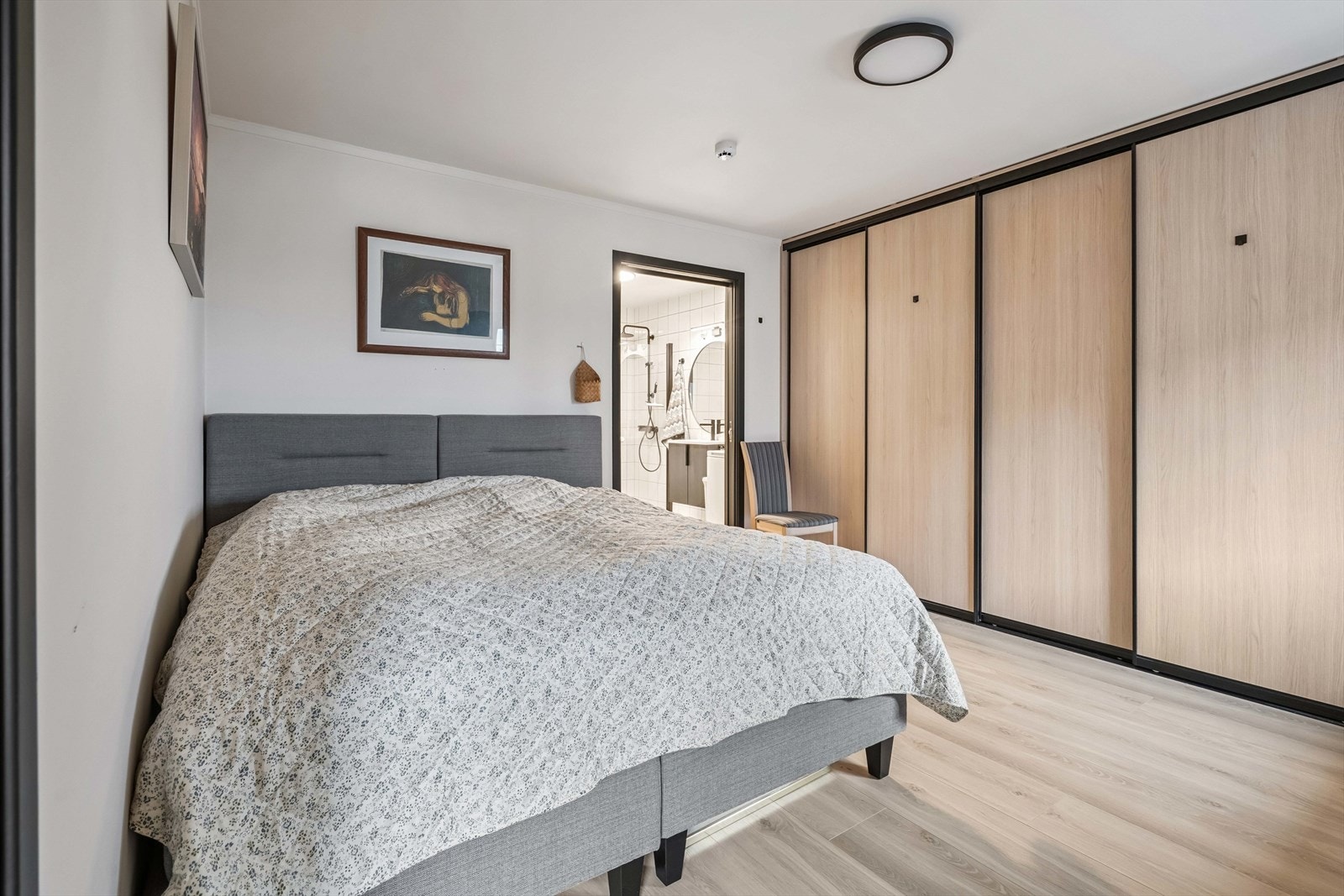 Store og praktiske garderobeskap (ny garderobe i 2024) Galleribilde