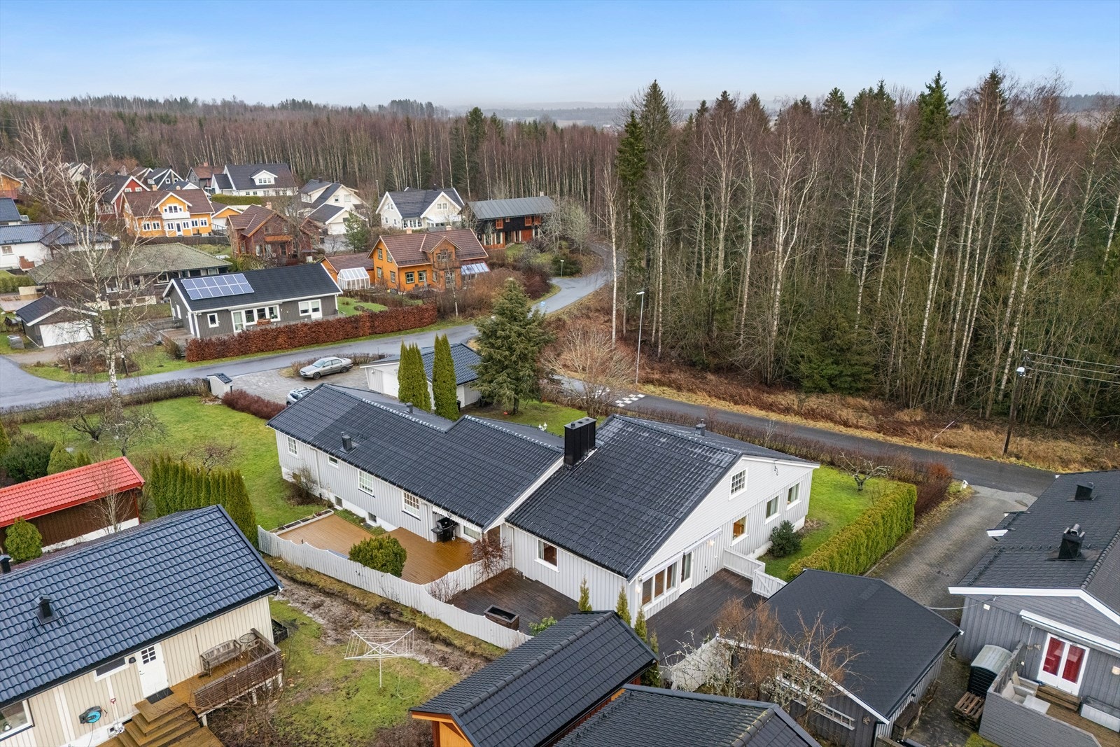 Boligen er del av et etablert boligområde med nærhet til skog og turstier Galleribilde