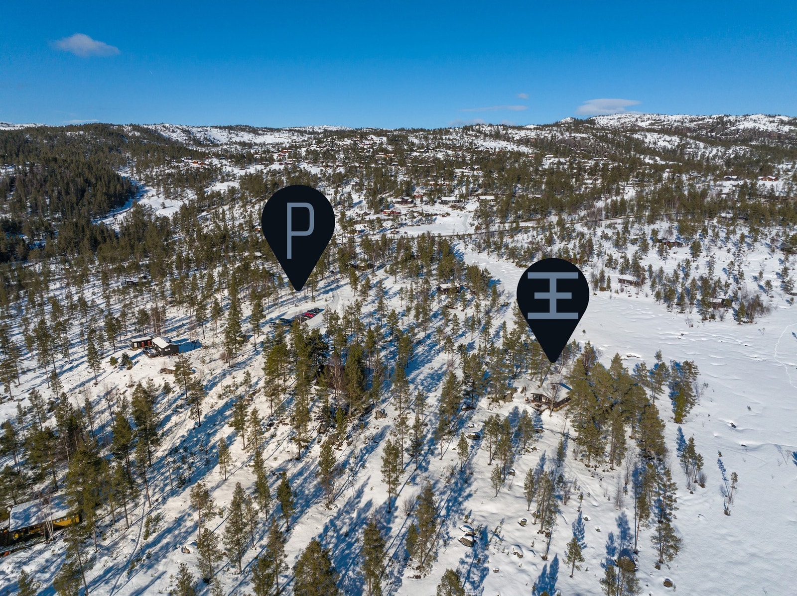 Like ved hytta finner man en stor felles parkeringsplass. Ved P-plassen er også pumpehuset hvor man kan hente seg vann. I bakkant ser vi der de oppkjørte langrennsløypene går, ca 300 meter fra eiendommen. Galleribilde