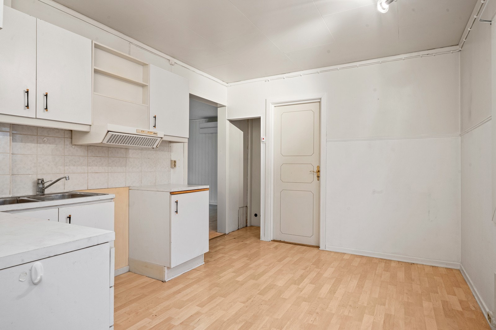 Kjøkkenet er et separat rom med adkomst fra entréen og videre inn til stuen. Galleribilde
