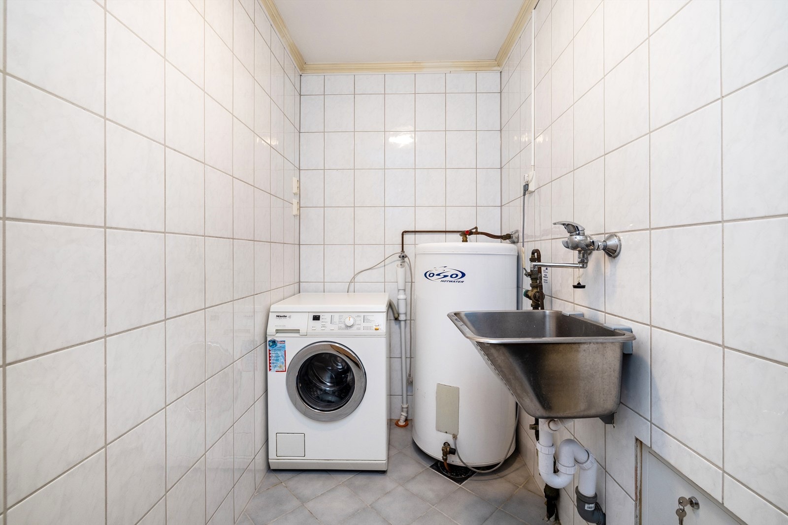 I tilknytning til badet er det et praktisk vaskerom med utslagsvask og opplegg for vaskemaskin. Galleribilde