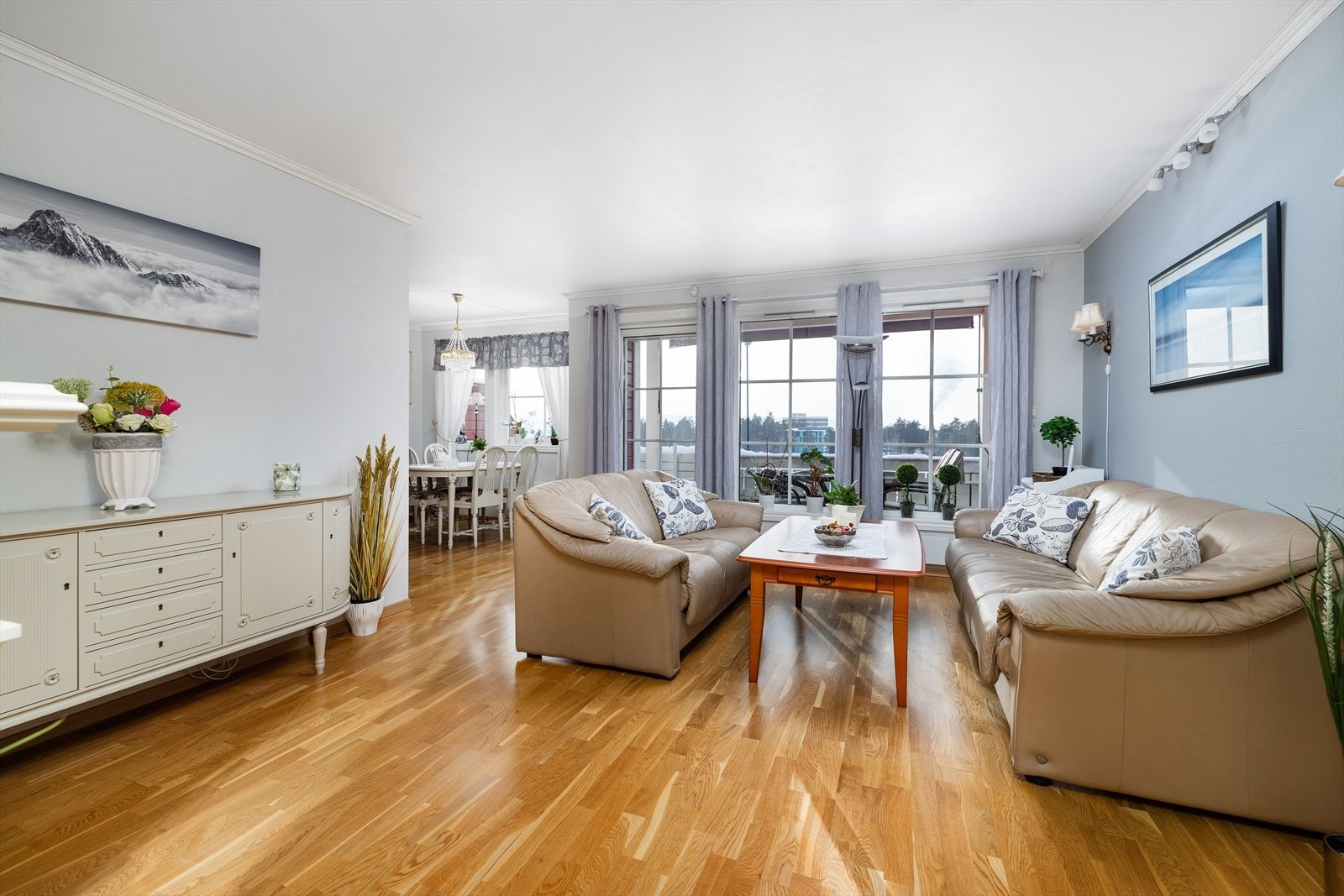 Store vindusflater gir mye naturlig lysinnslipp. Galleribilde