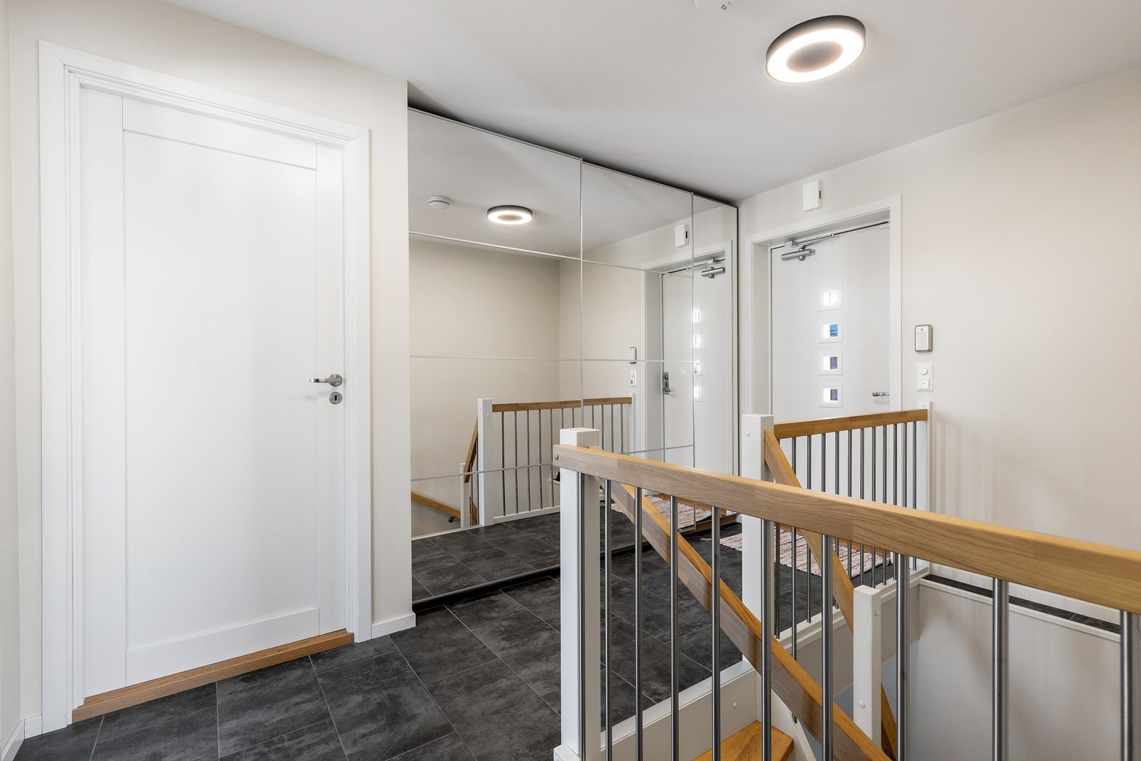 Entré med trappegang til 1. etasje Galleribilde