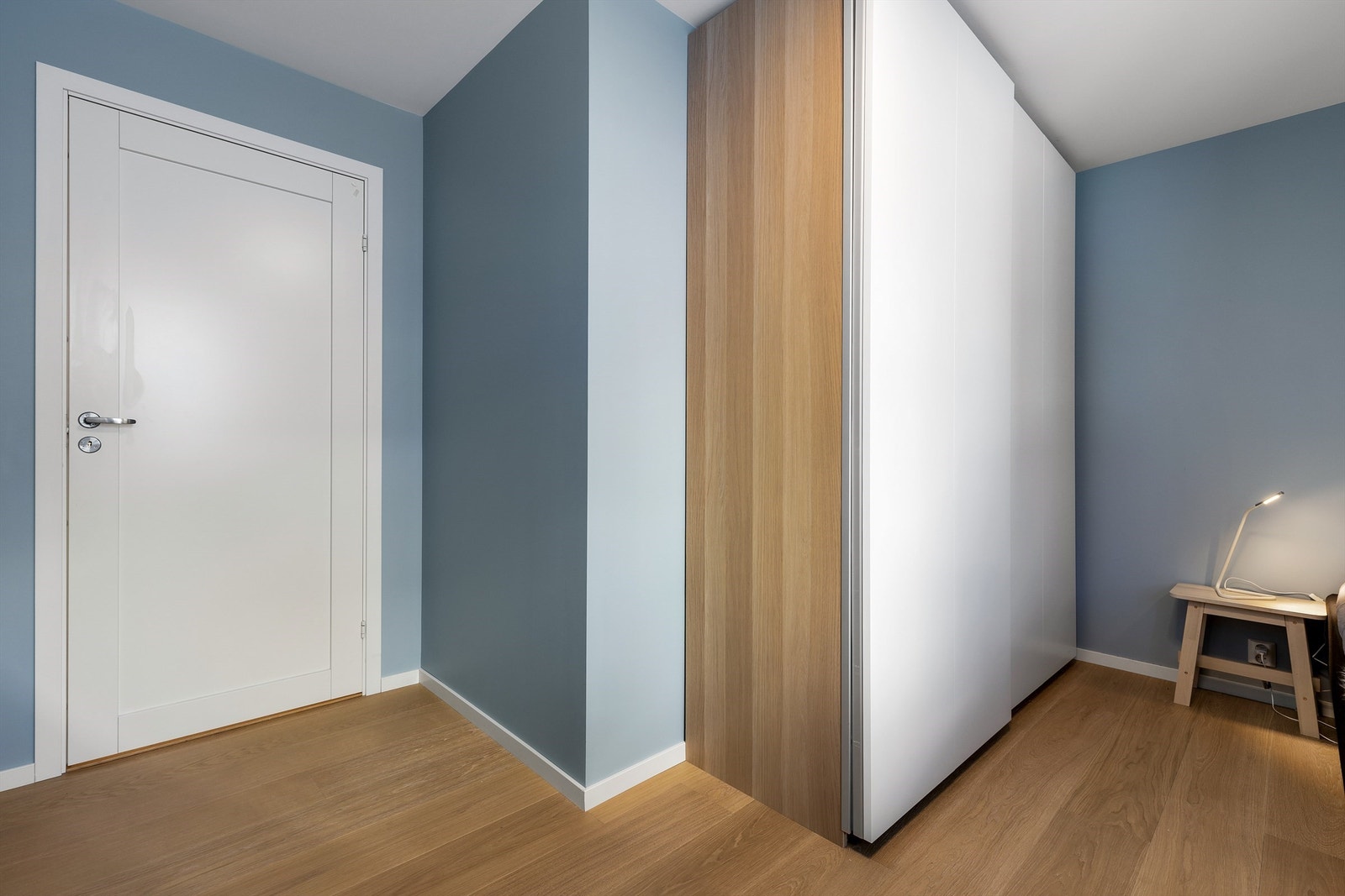 Soverom med skyvedørsgarderobe Galleribilde