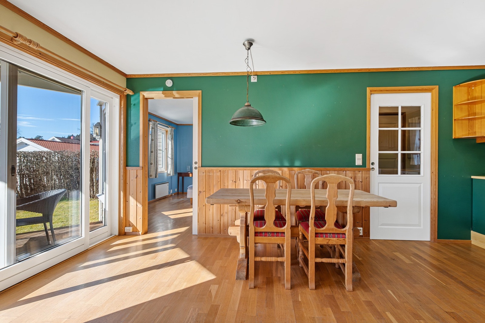 Fra stuen er det utgang til sydvendt markterrasse og lettstelt hage Galleribilde