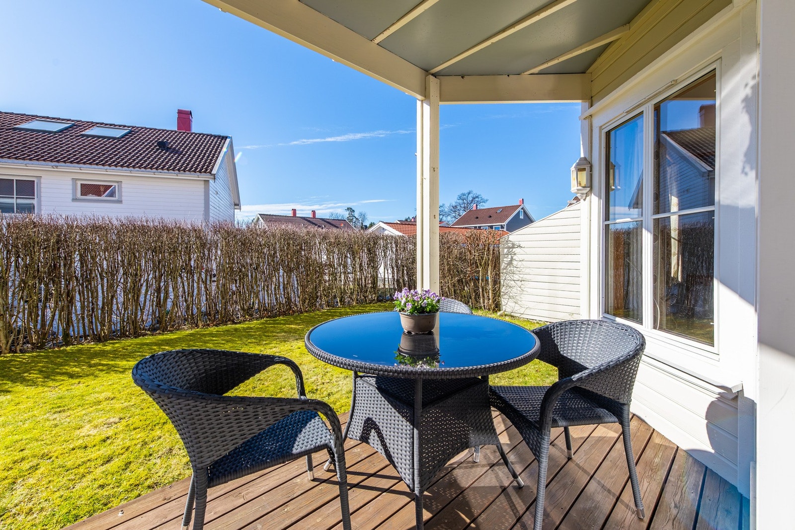 Markterrasse og liten lettstelt hage. Sydvendt Galleribilde