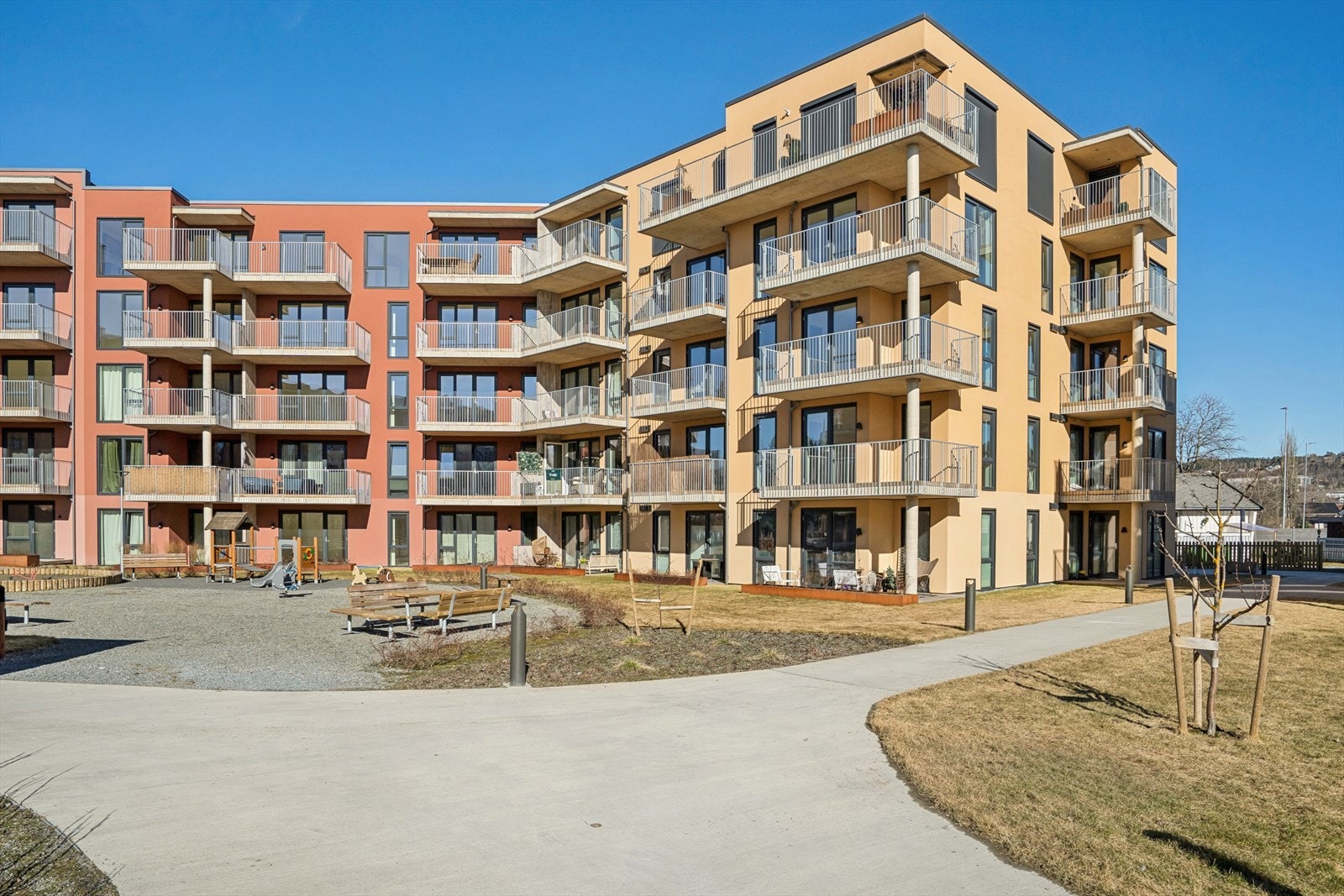 Boligen ligger i et rolig og etablert område, med kort avstand til daglige nødvendigheter og kollektivtransport. Området består hovedsakelig av boligbebyggelse kombinert med åpne jordbruksarealer, noe som gir et balansert og behagelig nærmiljø. Galleribilde