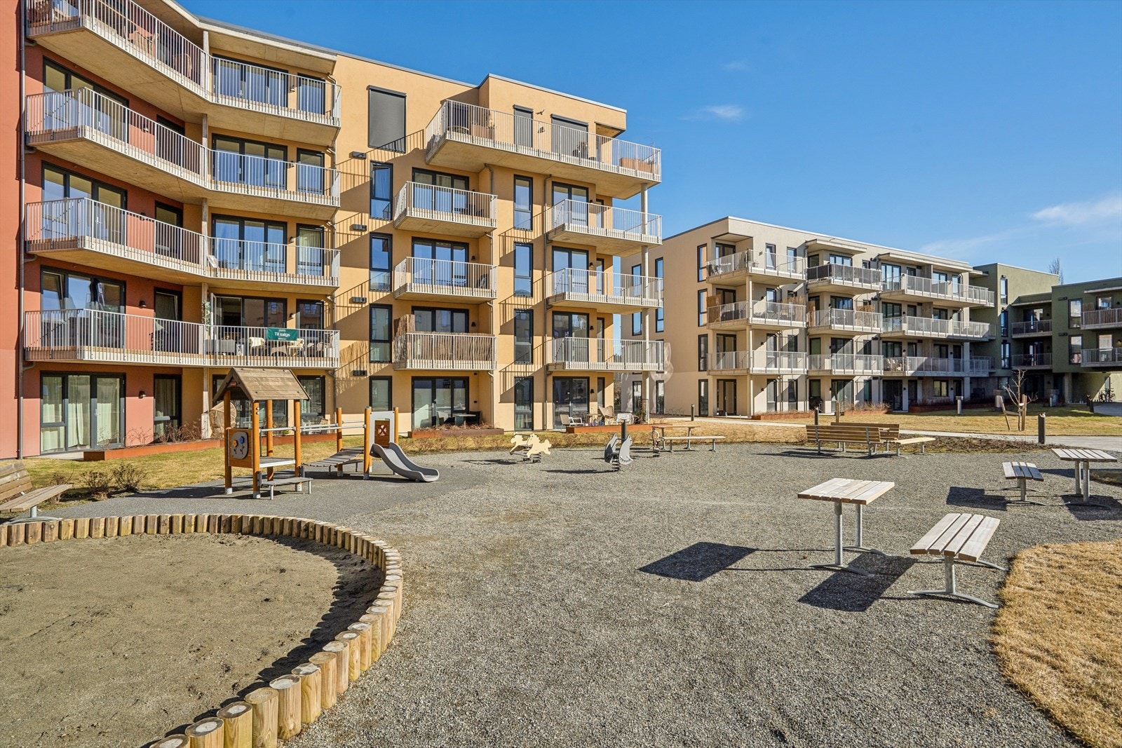 Pent opparbeidet tomt med plen, internveier og lekeplass. Galleribilde