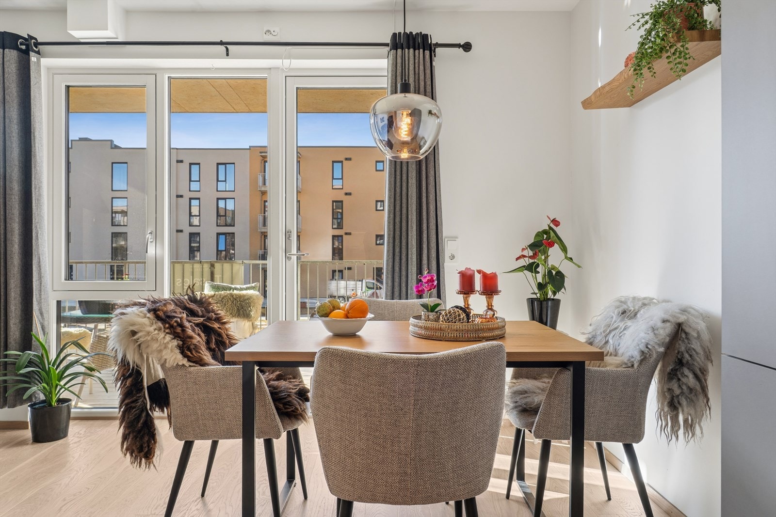 Spisestuen er naturlig integrert i den åpne løsningen, med god plass til et fullt spisebord - perfekt for både hverdagsmåltider og gjestemiddager. Galleribilde