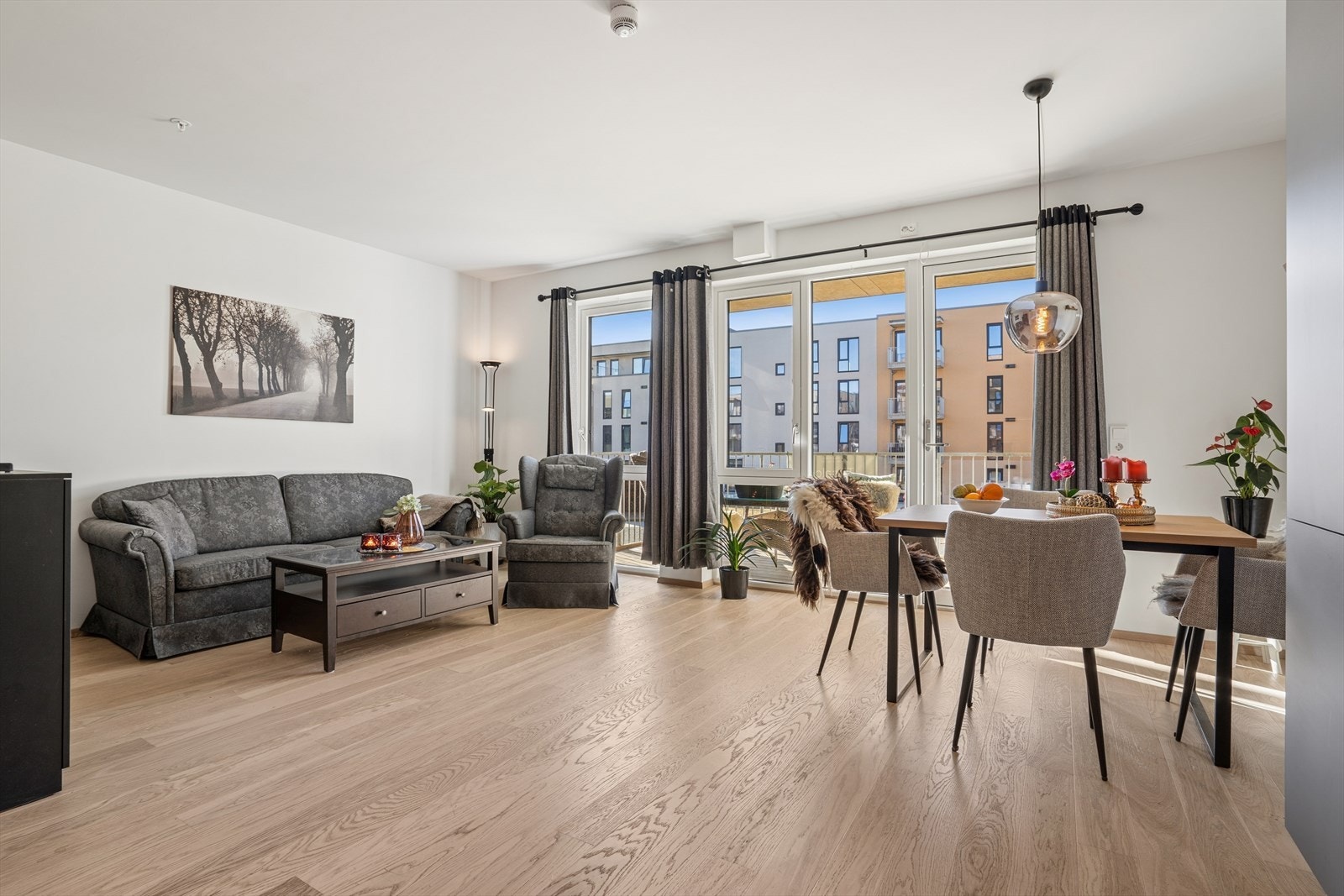 Velkommen inn til en lys og luftig stue med flere soner. Galleribilde