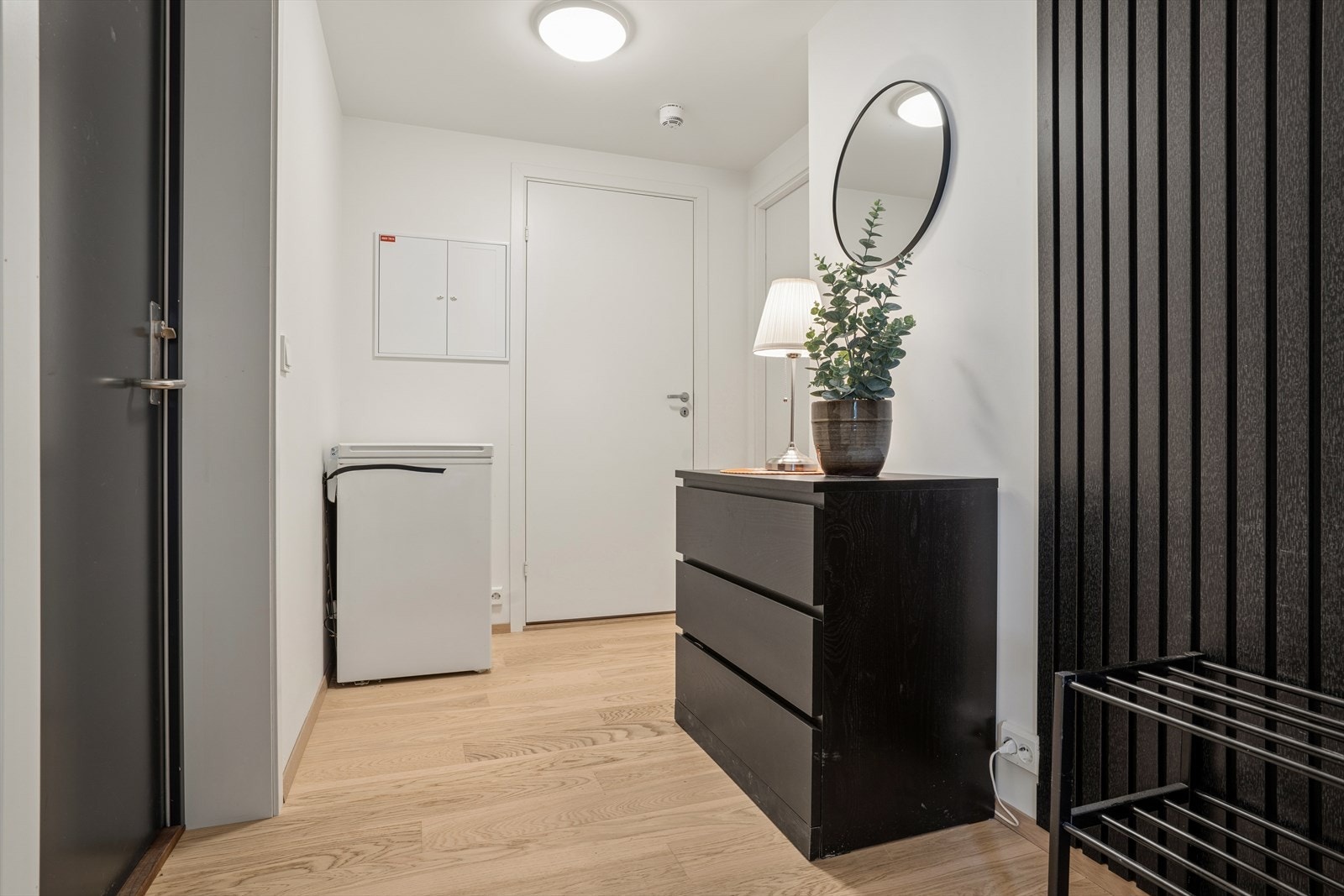 Her er det plass til oppheng og oppbevaring, I tillegg til bod i kjeller. Galleribilde