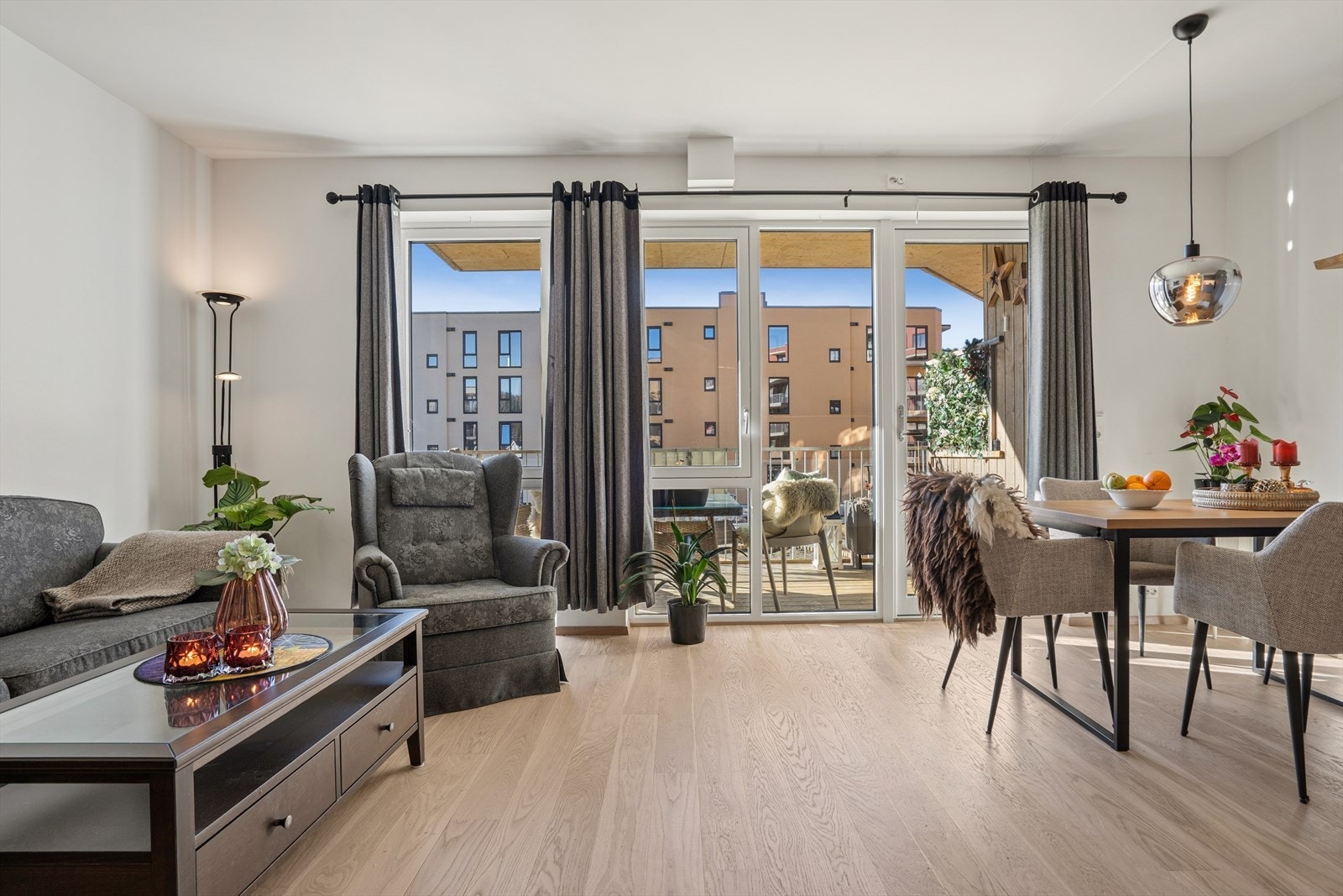 Flere store vindusflater slipper inn rikelig med dagslys og skaper en behagelig atmosfære. Galleribilde