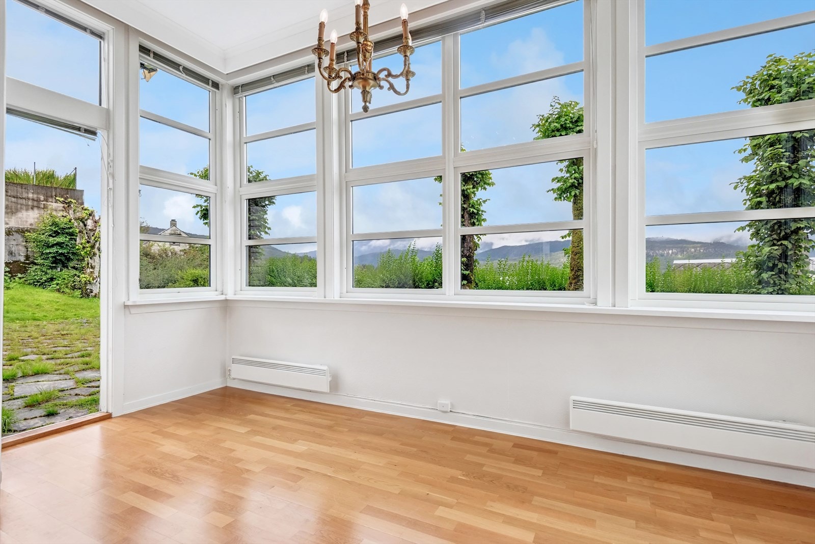 Utenfor hovedstuen er hagen belagt med steinheller Galleribilde