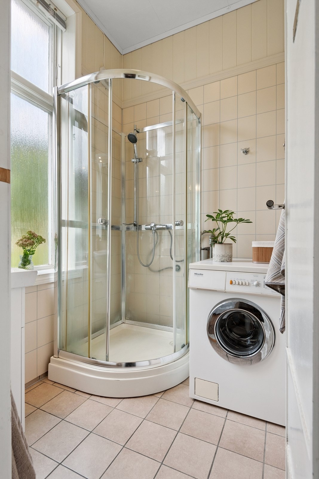 Badet i 2. etasje er godt utnyttet med eget opplegg for vaskemaskin Galleribilde