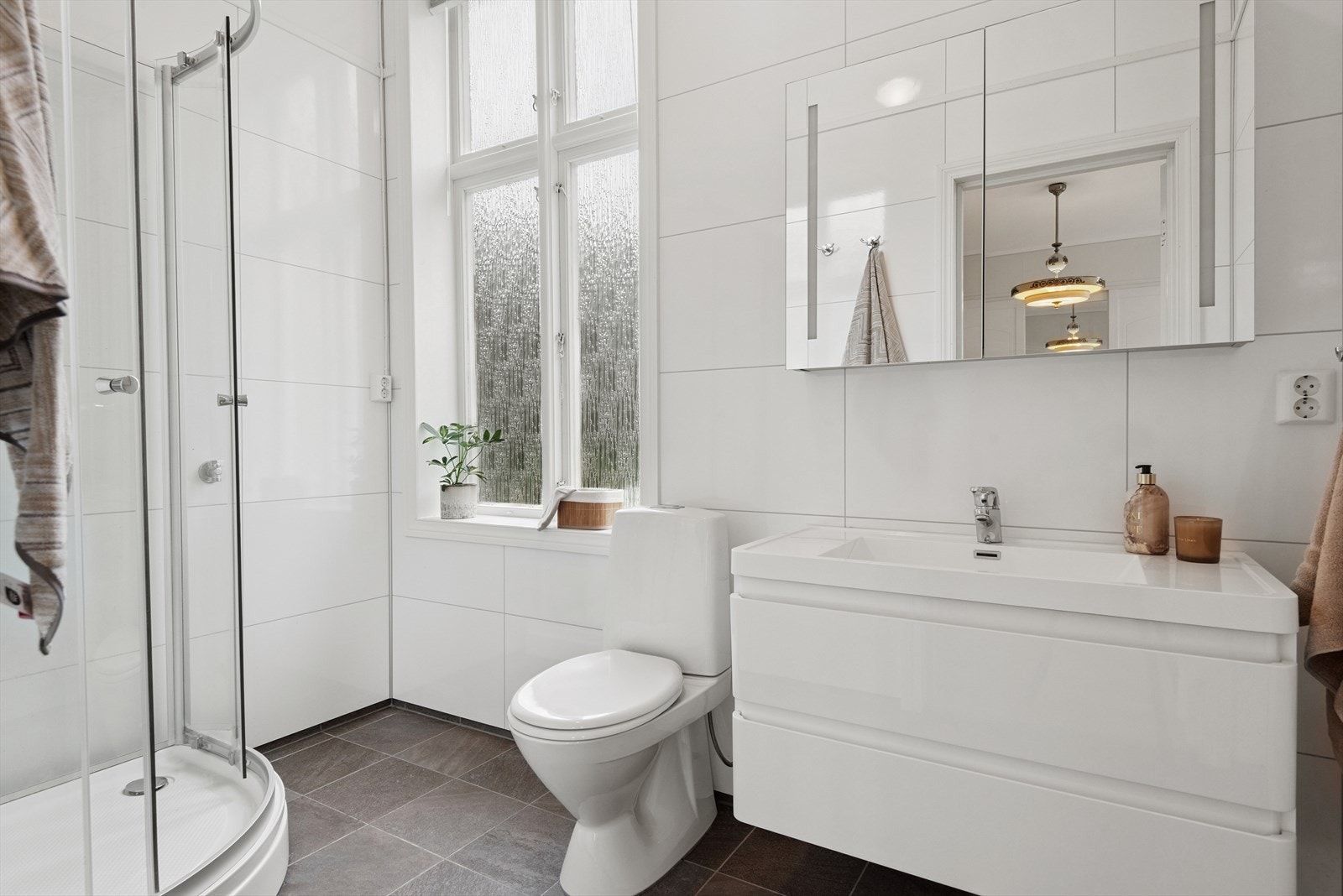 Badet i etasje er fra 2015 og er innredet i tidløs stil Galleribilde