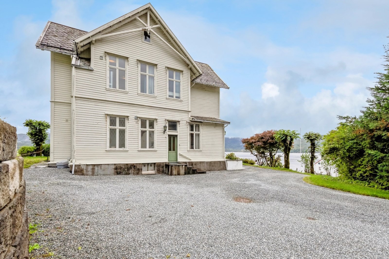 Det er rikelig med parkeringsplass i gruset tun - klargjort til garasje m/strøm på tomten! Galleribilde