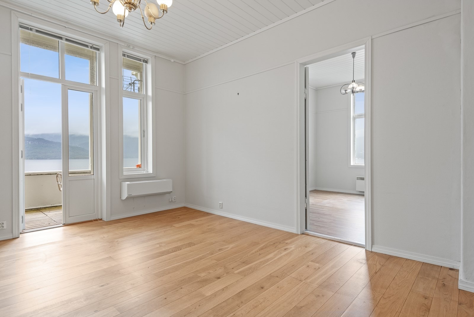 Utenfor stuen er det en delvis innebygget altan med nydelig utsikt Galleribilde