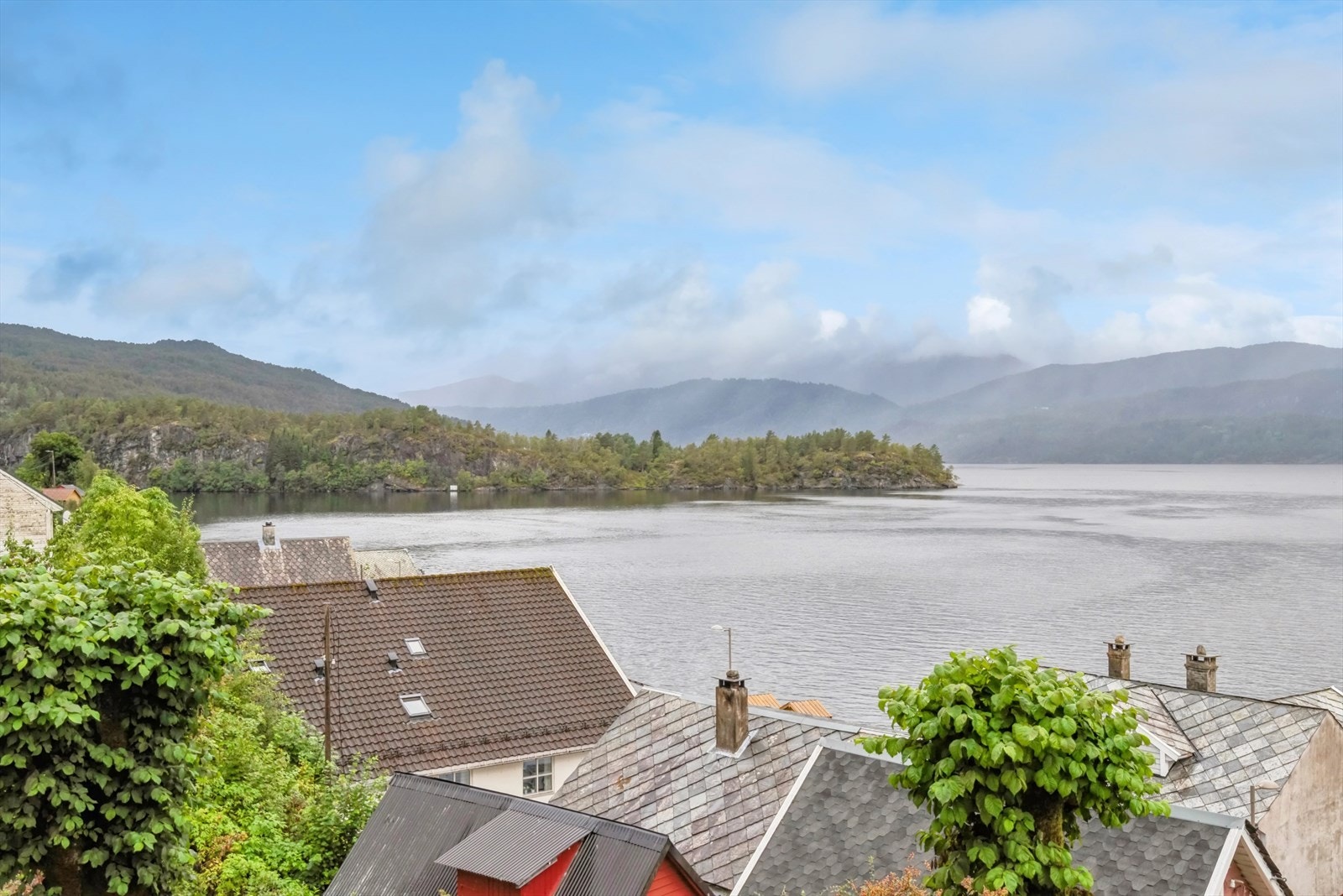 Fra villaen er det vid panoramautsikt utover sjøen Galleribilde