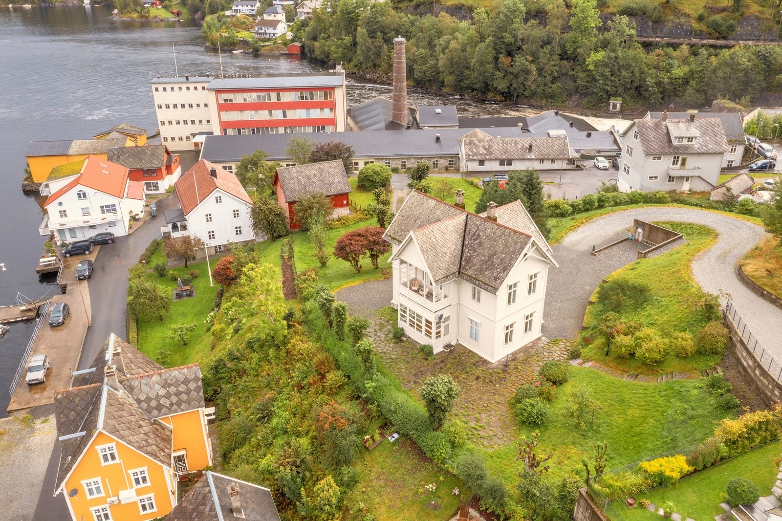 Villaen ligger på en av de beste tomtene i Tysse, med gangavstand til nærbutikk, ungdomsskole og barnehager Galleribilde
