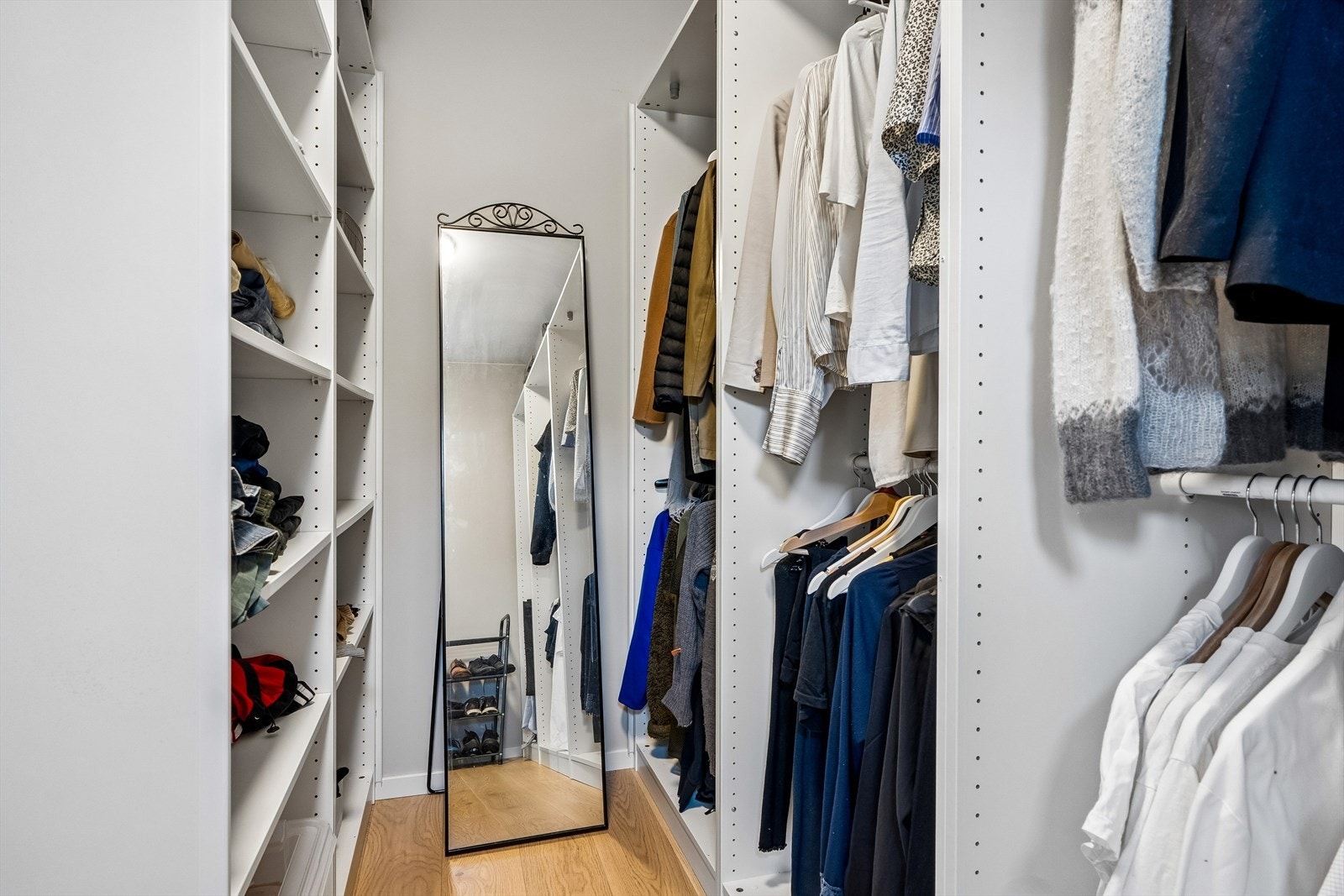 Walk-in closet. Galleribilde