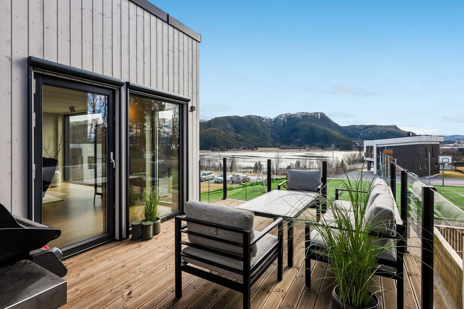 Terrasse med flott utsikt mot sør. Automatisk solskjerming på 7 vinduer / dører. Galleribilde
