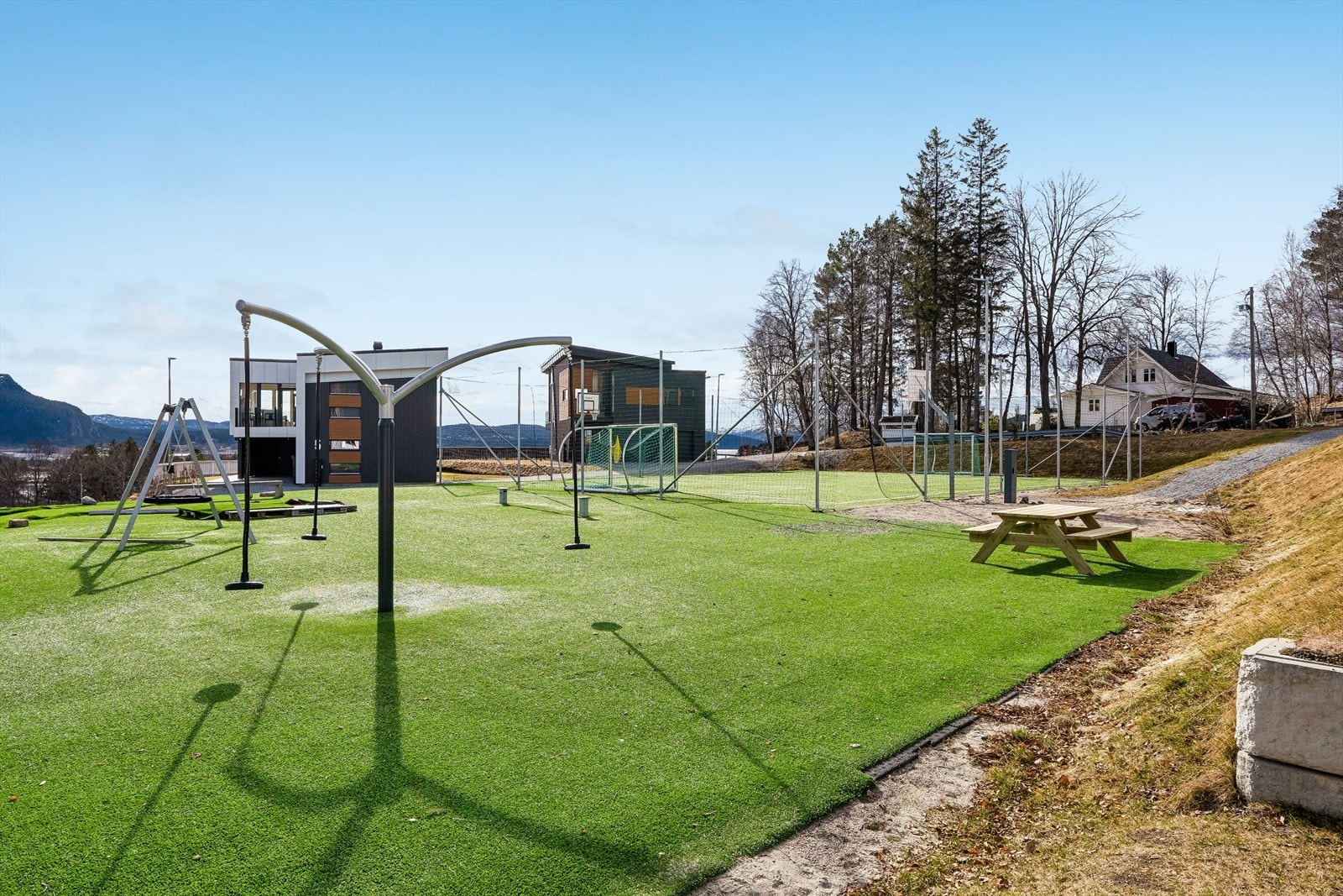 Lekeplass og ballbingen nedenfor boligen. Galleribilde