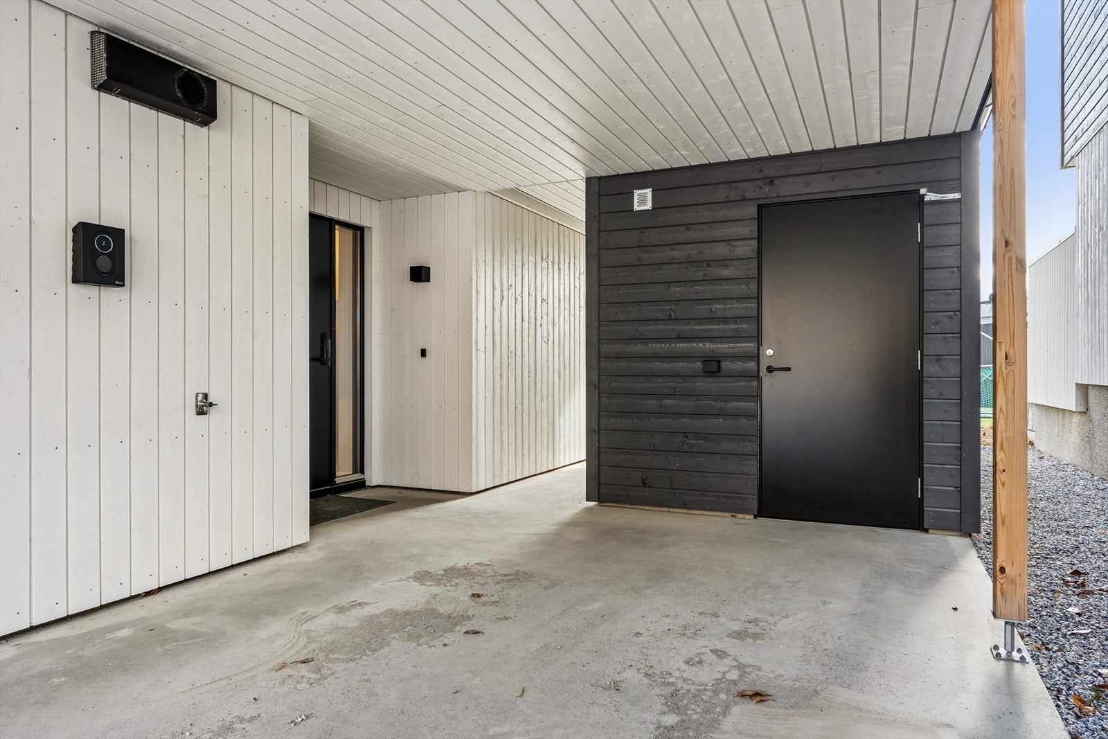 Carport med utvendig bod. El-billader fra Zaptec-Go. Kan styres med app og kan kobles til smarthusløsning og energikontroll. Galleribilde