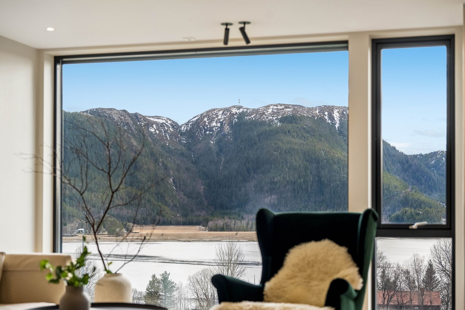 Utsikt fra stue mot sør og Spillumsfjellet. Galleribilde