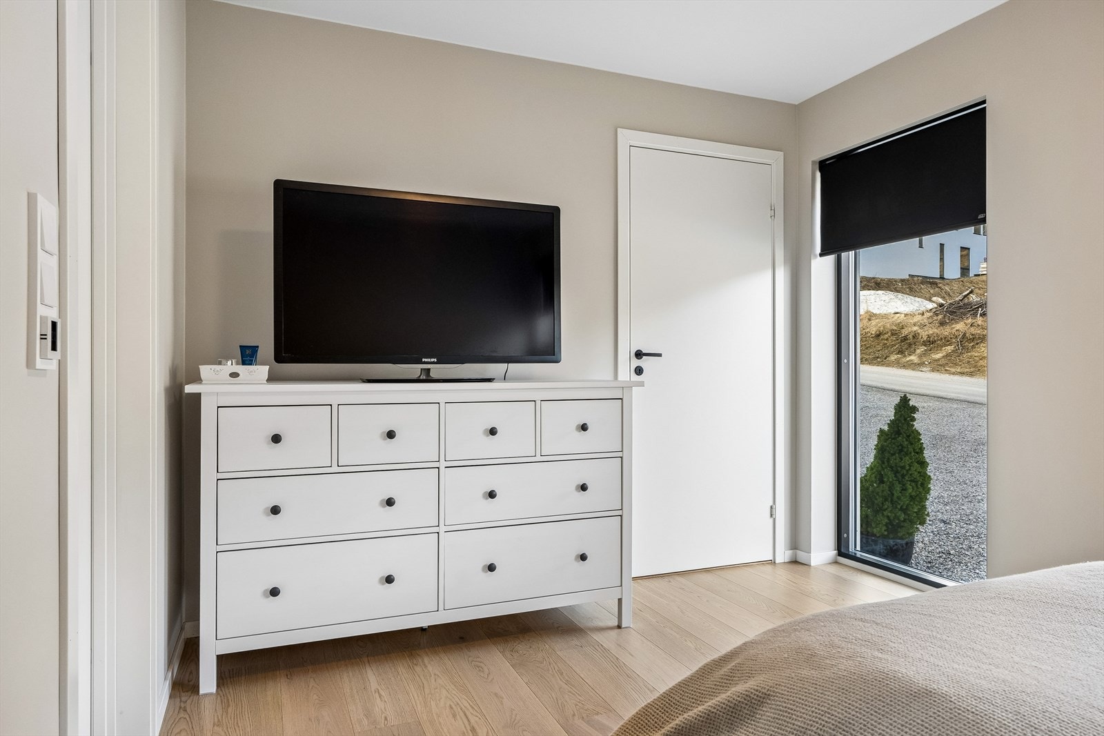 Soverom 1 (1.etg) med inngang til walk-in closet. Galleribilde