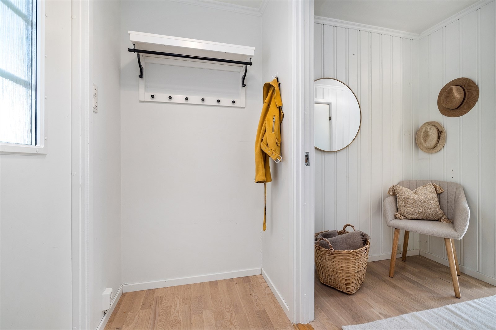 Velkommen inn. Entréen har plass til å henge fra seg yttertøy og fortsetter inn i en praktisk gang. Galleribilde