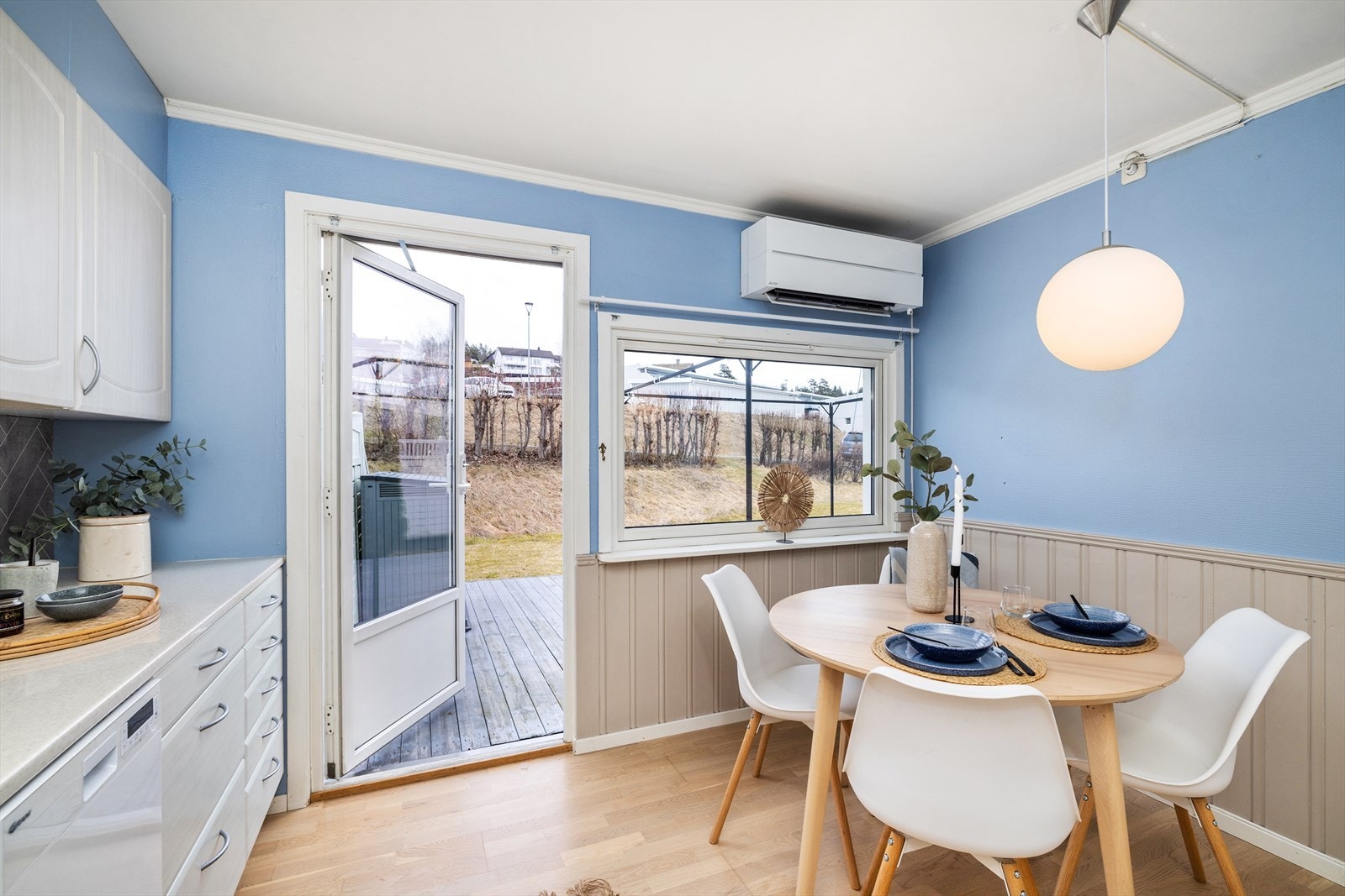 Fra kjøkkenet er det direkte utgang til en romslig, østvendt terrasse på ca. 20 m². Foto: Morten Norman Larsen Galleribilde