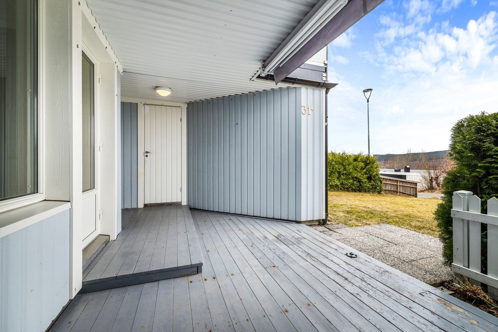 Den overbygde terrassen ved inngangspartiet er på ca. 14 m² og vender mot vest. Galleribilde