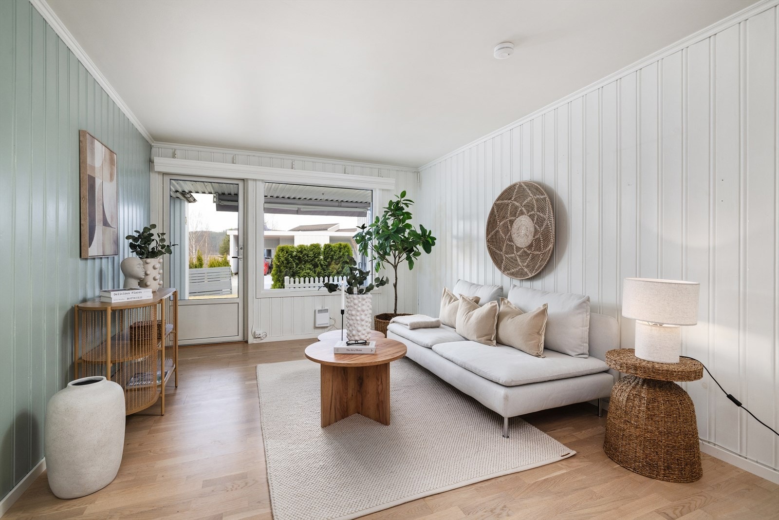 Fra stuen er det utgang til en overbygget, vestvendt terrasse på ca. 14 m² ved inngangspartiet. Galleribilde