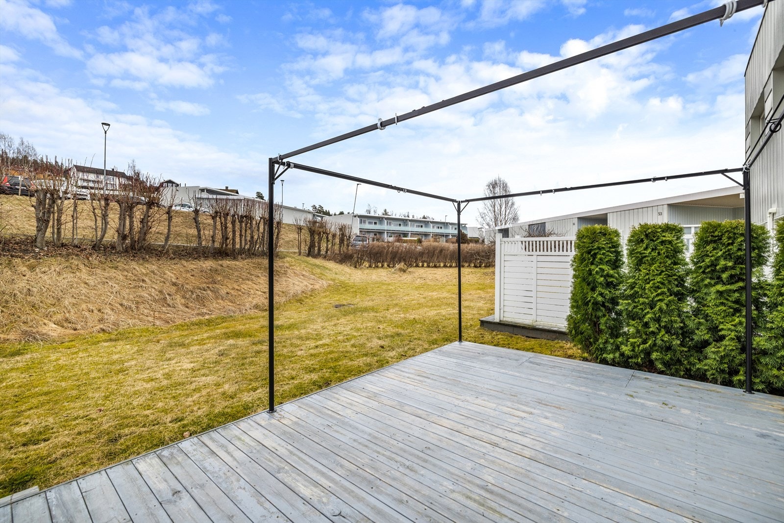 Den østvendte terrassen på ca. 20 m² ligger usjenert til og grenser mot felles grøntareal. Galleribilde